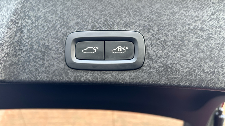 Volvo XC40 2.0 B4P Ultra Dark 5dr Auto Petrol Estate